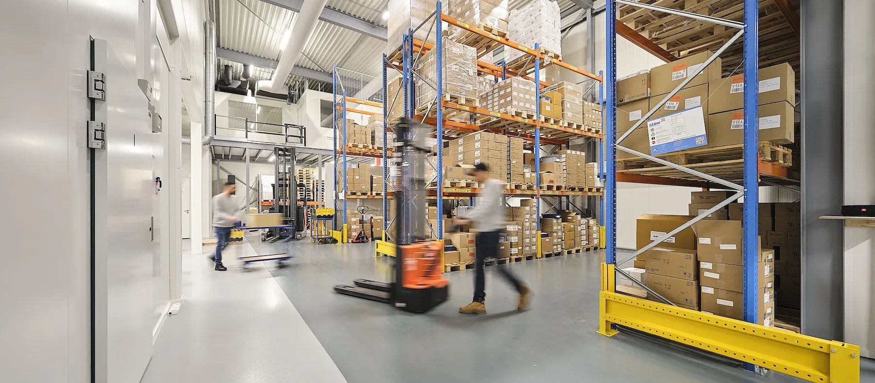 medewerkers druk bezig in het magazijn